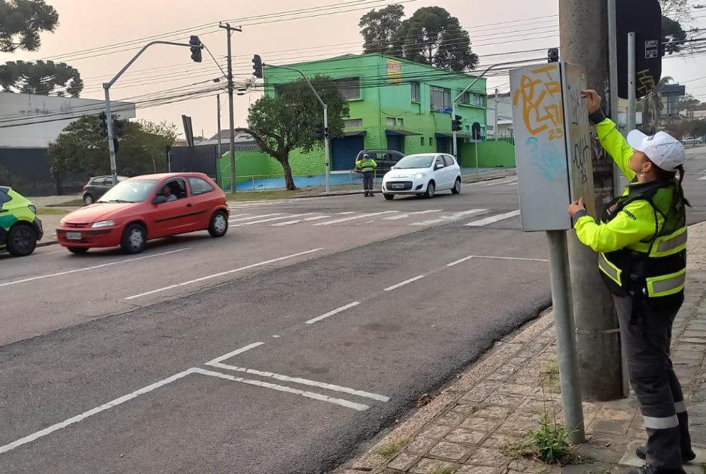 Furto de cabos deixa semáforos desligados em Curitiba