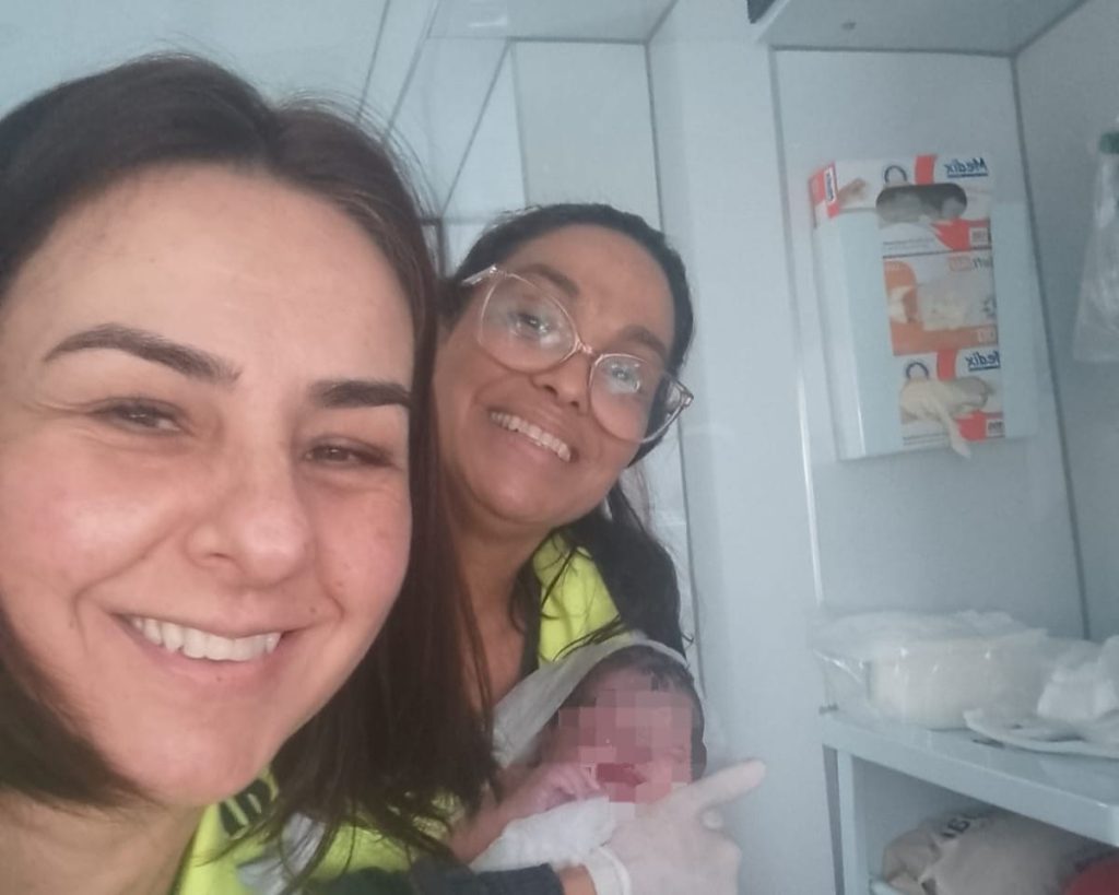 Bebê nasce em ambulância na BR-277, a caminho do hospital