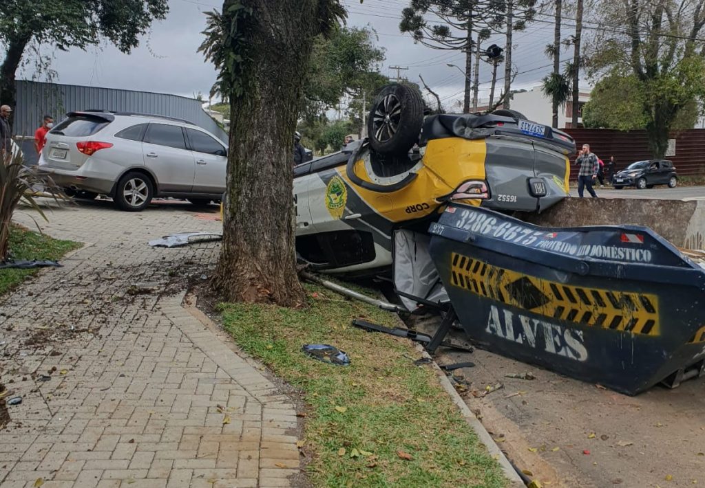 Carro da PM tomba e interdita rua Goiás em Curitiba
