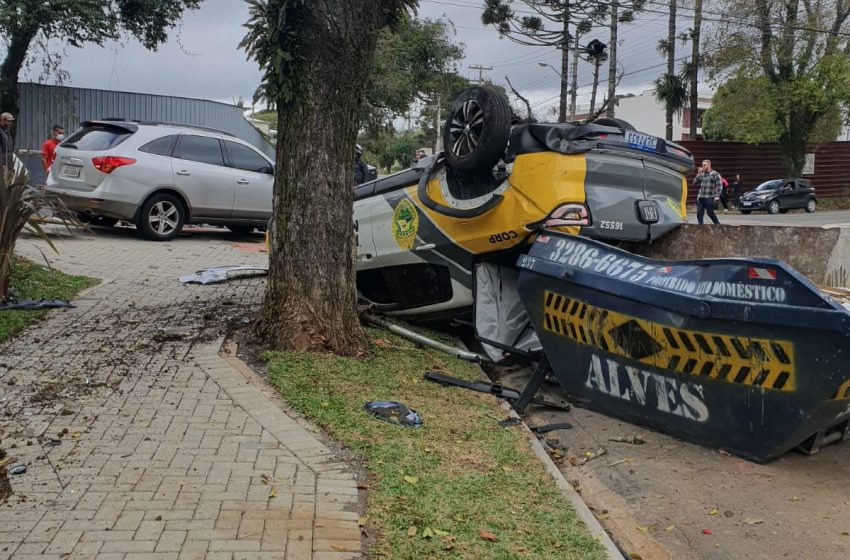  Carro da PM tomba e interdita rua Goiás em Curitiba