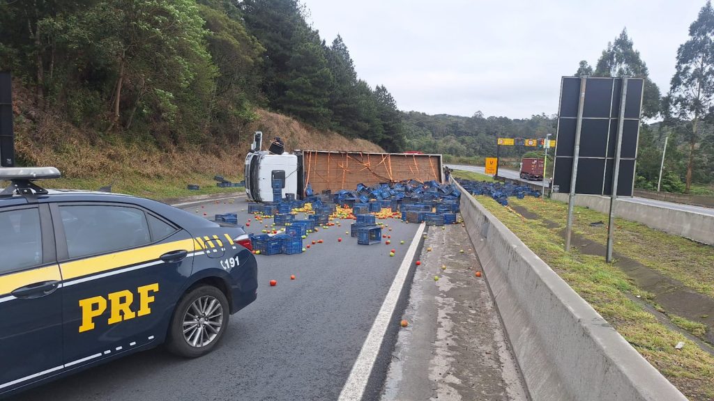 Motoristas enfrentam 15km de filas após acidente na BR-376