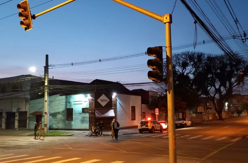 Motociclista fica ferido após bater em carretinha com barco