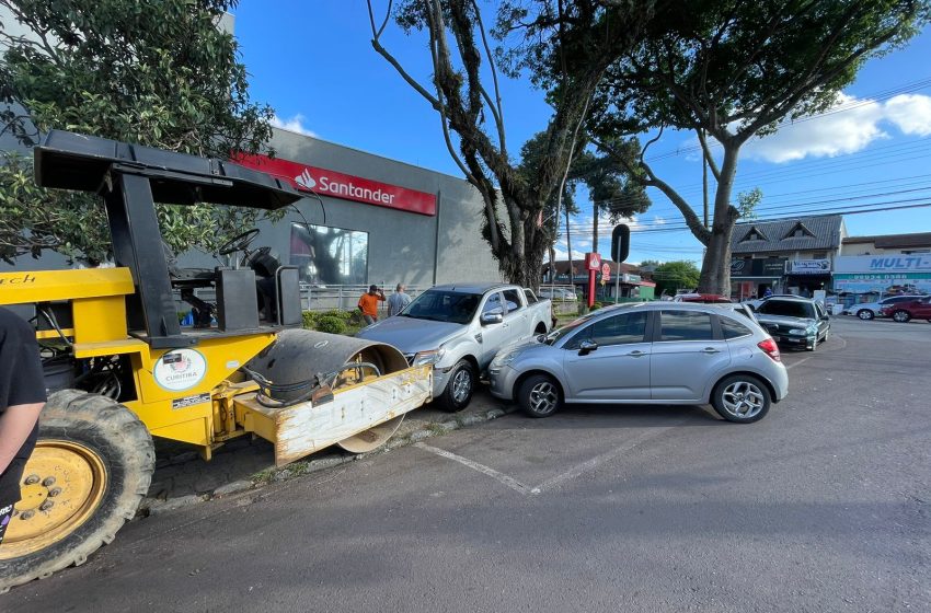 Rolo compressor desgovernado atinge cinco veículos estacionados em Curitiba; vídeo