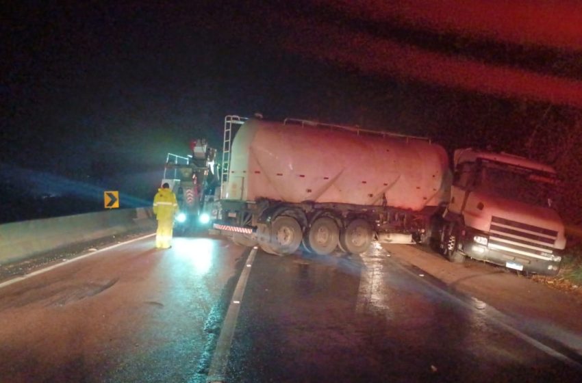  Carreta em “L” interrompe faixas da BR-277, em Balsa Nova