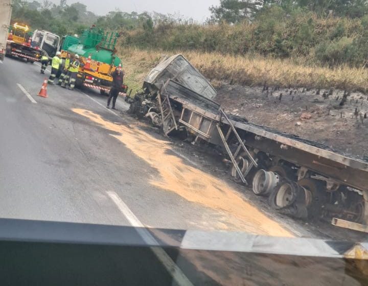  Caminhão pega fogo após colisão traseira na BR-116; vídeo