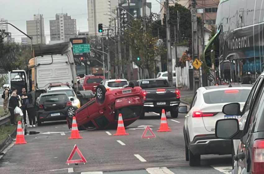 Carro capota em avenida de Curitiba