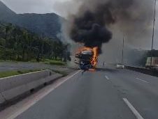  Caminhão pega fogo na BR-376 em Guaratuba