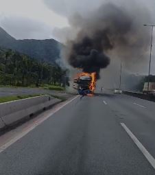 Caminhão pega fogo na BR-376 em Guaratuba