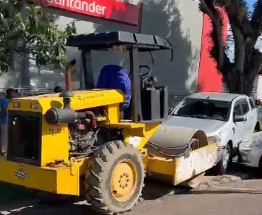 Rolo compressor desgovernado atinge cinco veículos estacionados em Curitiba; vídeo