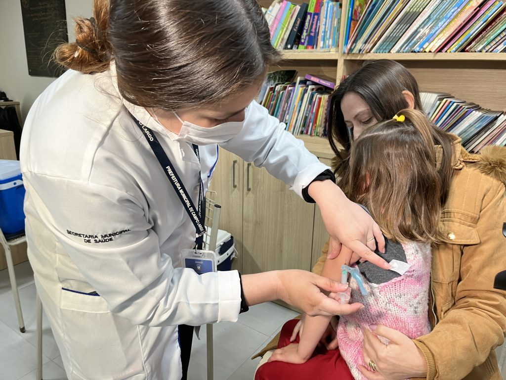 Pais que não vacinarem filhos contra Covid-19 podem ser multados