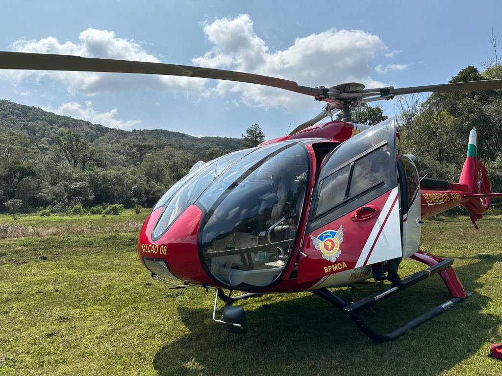 Jovem é resgatada após sofrer torção de joelho em trilha