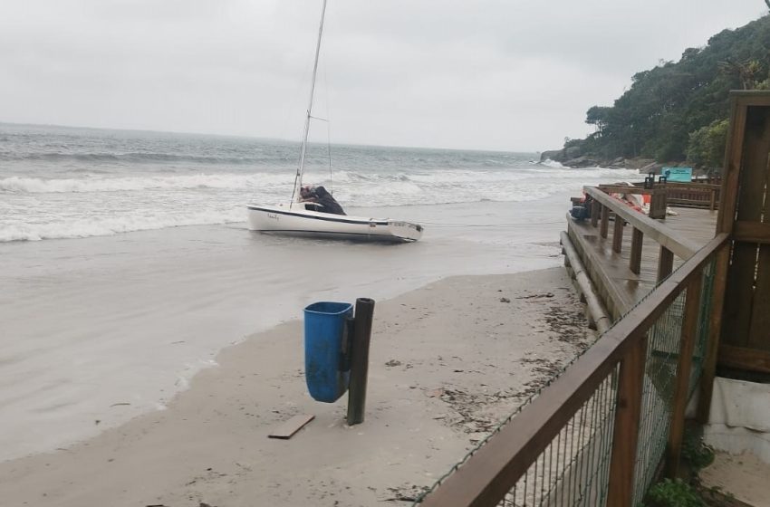  Tripulantes são resgatados em veleiro que naufragou no litoral