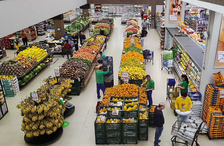 Tomate e batata puxam queda no preço da cesta básica