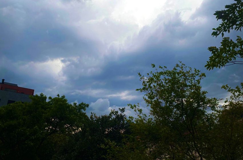 Vem mais chuva: dia vira noite em Curitiba