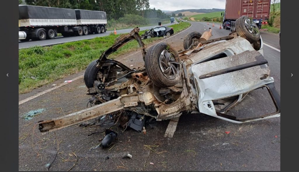 Impacto de colisão frontal arranca motor de veículo em acidente
