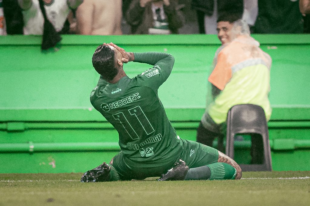 Retorno de Manga com gol é exaltado por Jorginho