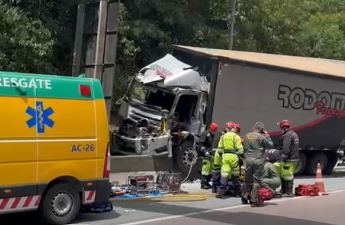 Acidente entre caminhões interdita a BR-376, em Guaratuba