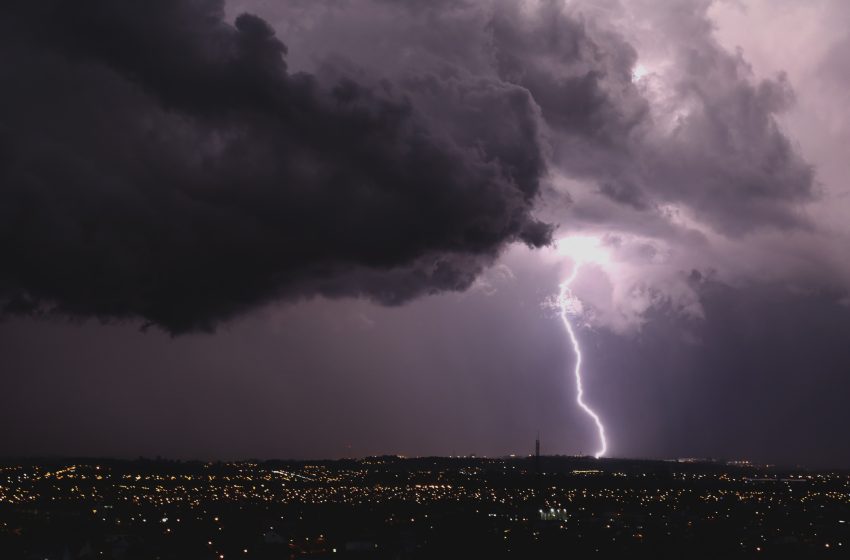 Quinta-feira é marcada por tempestades e possibilidade de raios