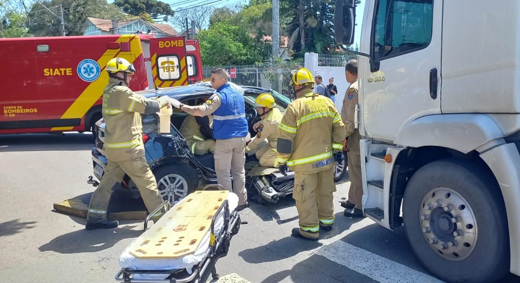Mulher de 52 anos fica presa nas ferragens em batida