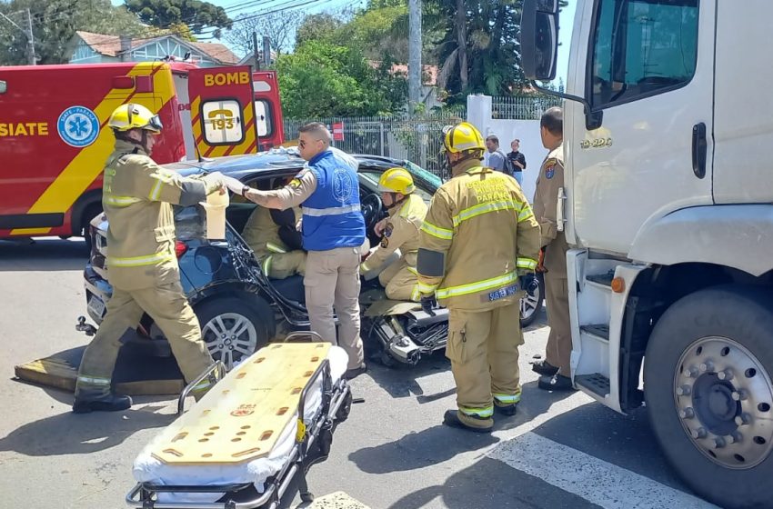 Mulher de 52 anos fica presa nas ferragens em batida