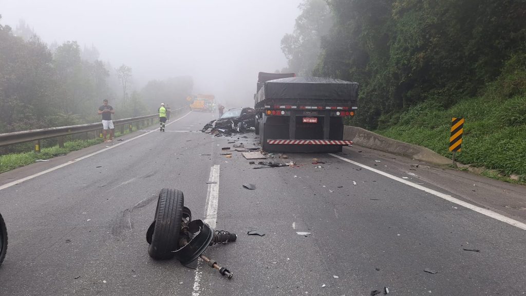 BR-376 é bloqueada após engavetamento com carros e caminhões