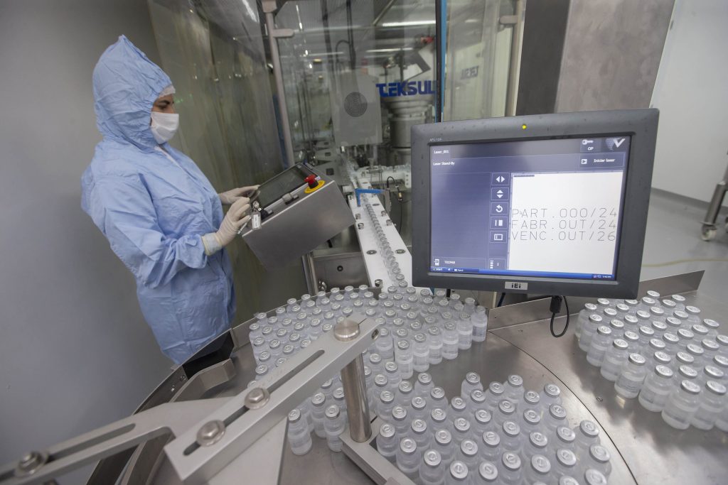 Laboratório do Paraná vai ampliar produção nacional da vacina antirrábica