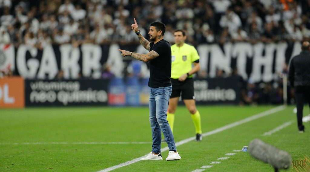 Athletico na ZR: após goleada, Lucho questiona arbitragem contra Corinthians