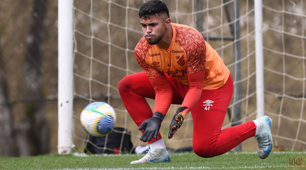 Athletico faz último treino antes de enfrentar líder Botafogo