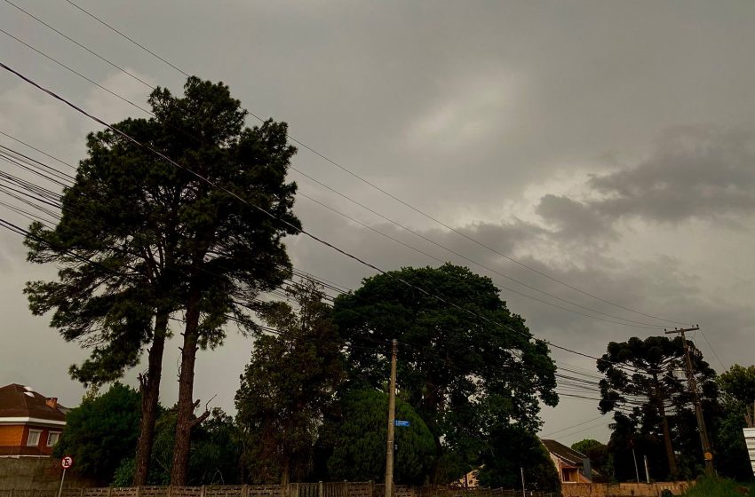 Temporal traz escuridão durante a tarde e queda de temperatura