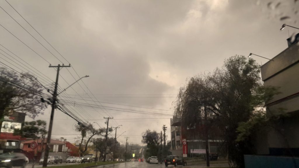 Tempo fica abafado e Paraná pode ter temporais nesta quarta