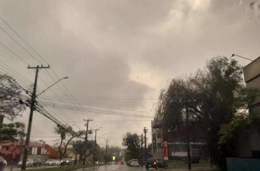 Tempo fica abafado e Paraná pode ter temporais nesta quarta