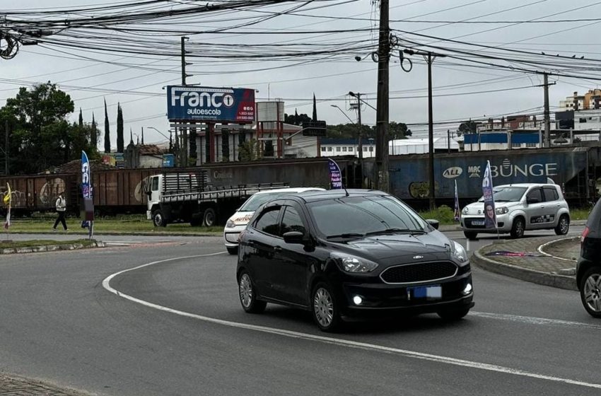 Trem para em cruzamento e bloqueia trânsito em Pinhais