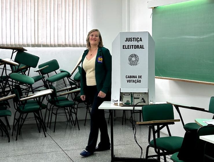  Andrea Caldas vota no maior ponto eleitoral de Curitiba