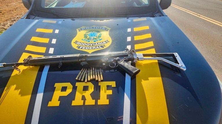 PRF encontra fuzil em carro capotado na BR-277