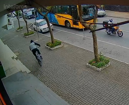  Ladrão de bicicleta é flagrado por viatura da GM; vídeo