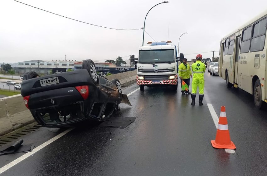 Motorista fica ferida em acidente na BR-277, no Jardim Botânico