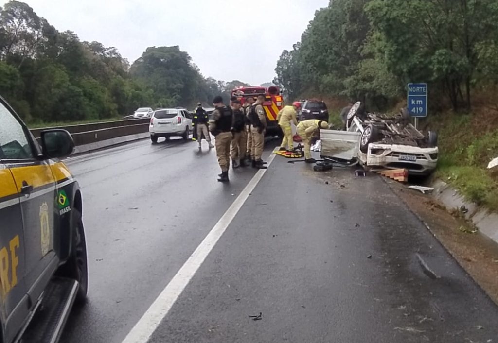 Carro capota na BR-376 e deixa quatro pessoas feridas