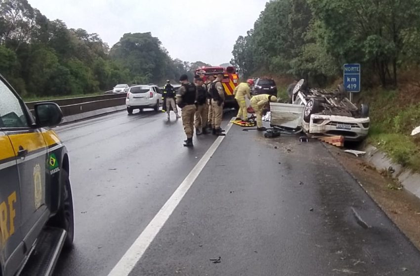  Carro capota na BR-376 e deixa quatro pessoas feridas