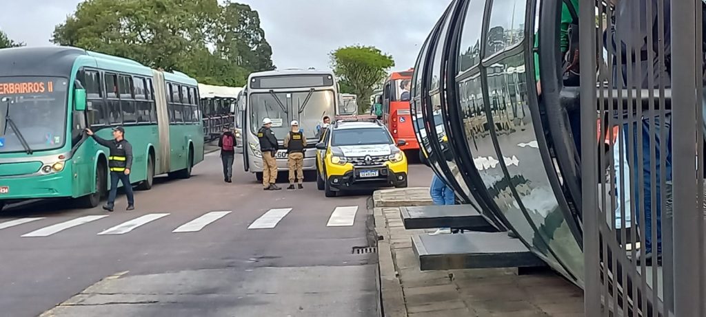 Passageiro é atropelado no Terminal Capão da Imbuia