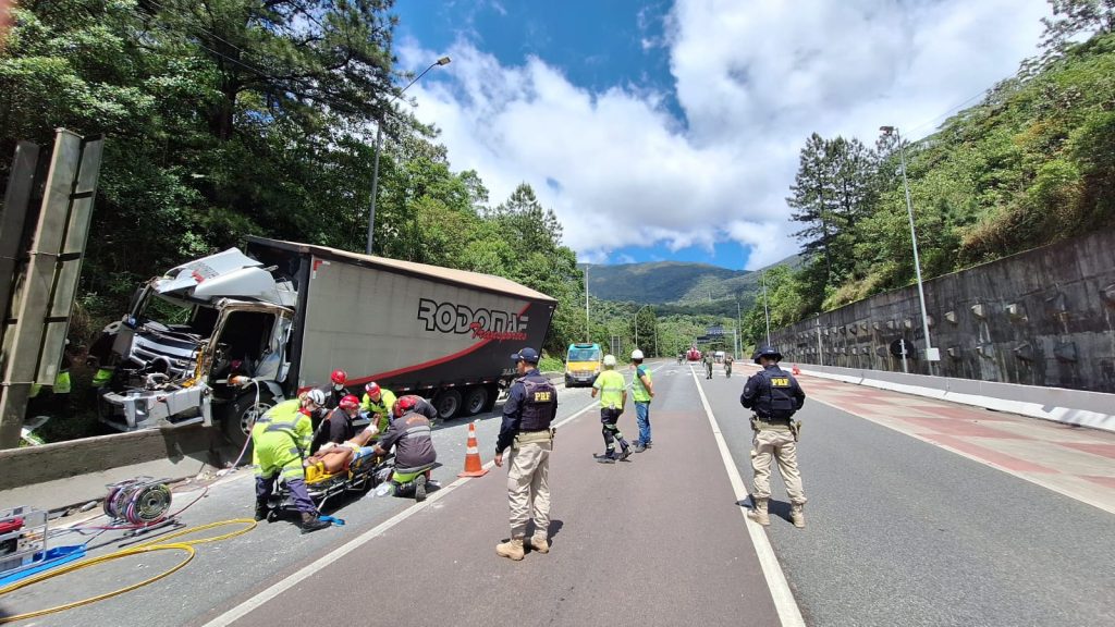 Acidente entre caminhões interdita na BR-376