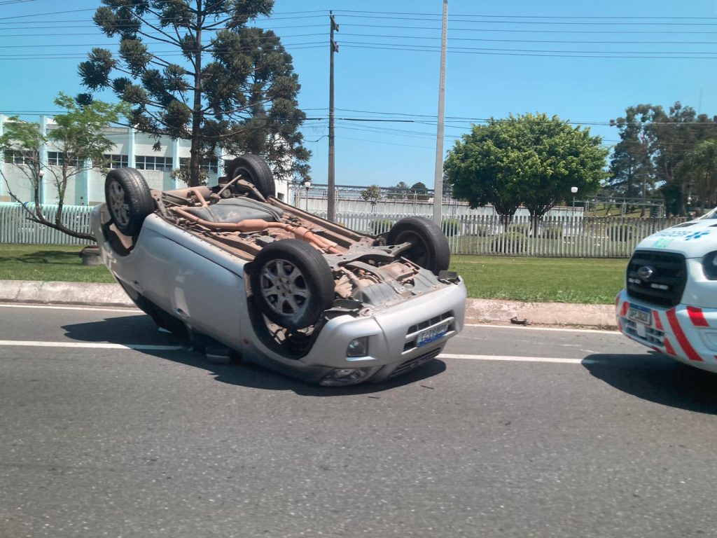 Capotamento deixa trânsito lento na BR-277, no Uberaba
