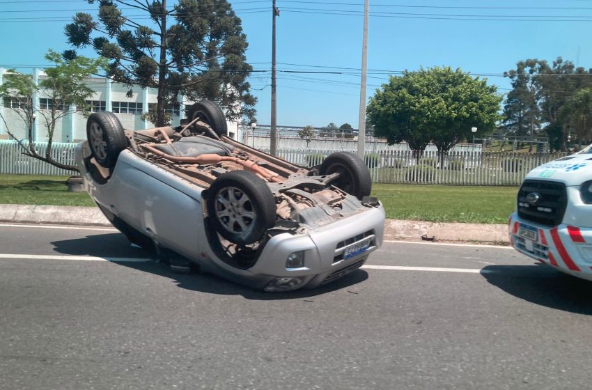 Capotamento deixa trânsito lento na BR-277, no Uberaba