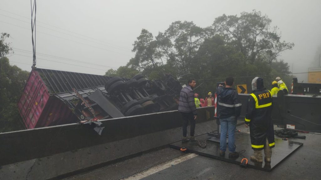 Motoristas enfrentam 12km de filas após acidente com mortos