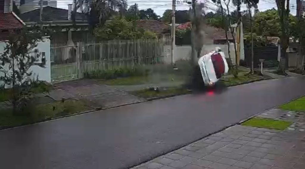 Após batida, motorista de Porsche abandona veículo em Curitiba; video