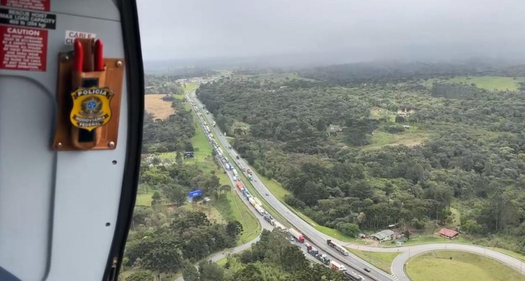 BR-376 é liberada 12 horas depois após acidente com atletas