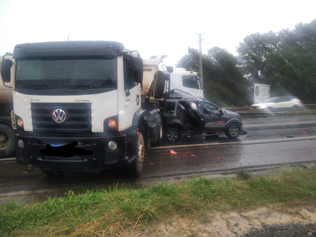 Criança fica ferida em engavetamento na BR-376