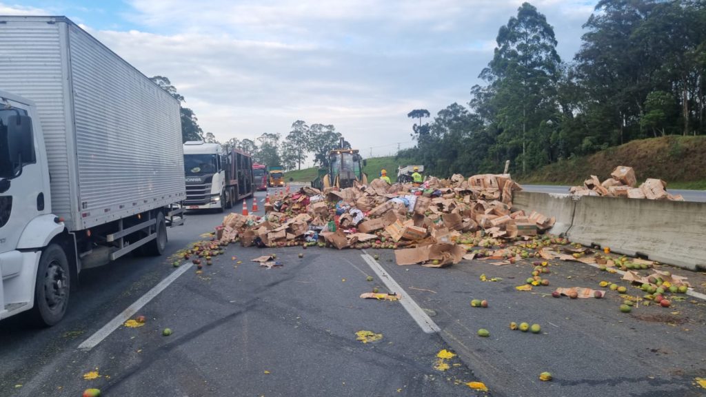 Caminhão carregado com mangas tomba e bloqueia Contorno Leste