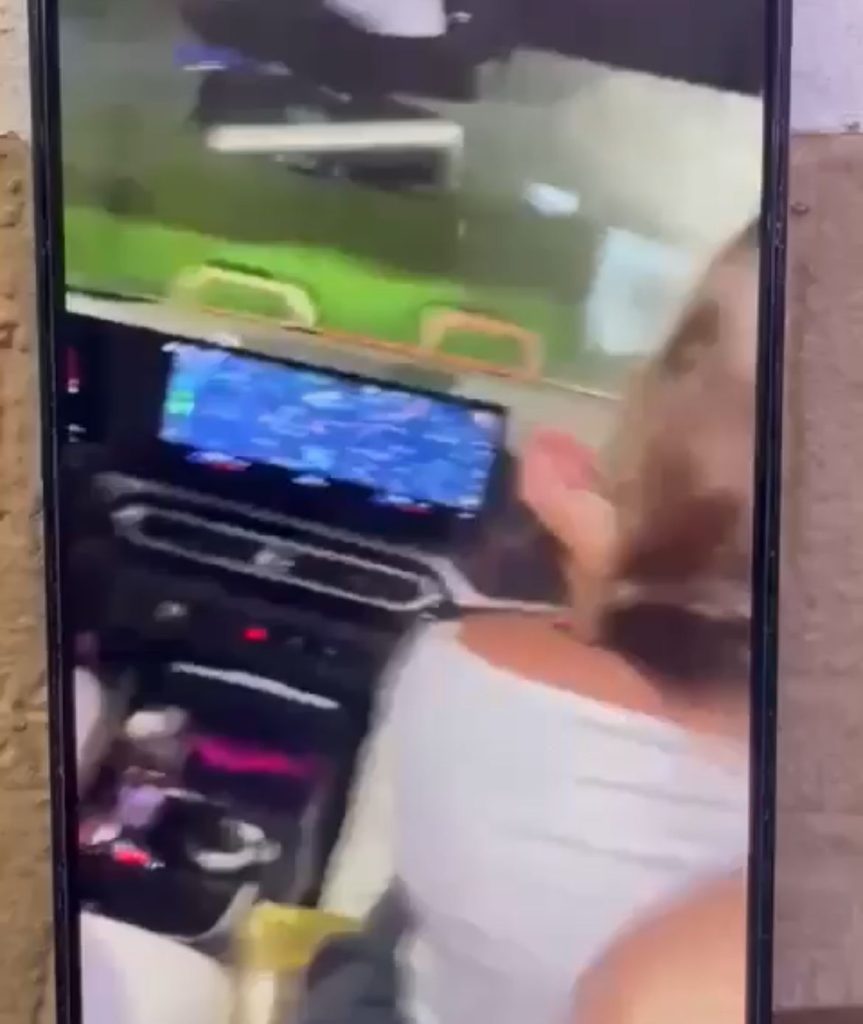 Em carro de luxo, jovens filmam próprio acidente