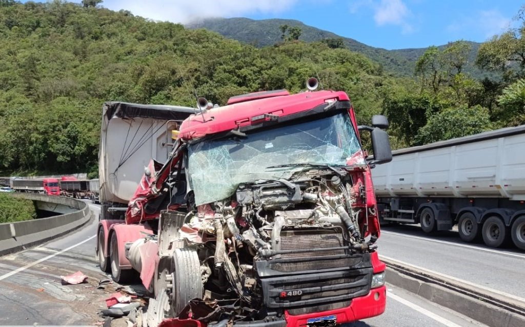 Acidente na BR-277 deixa trânsito bloqueado em Morretes