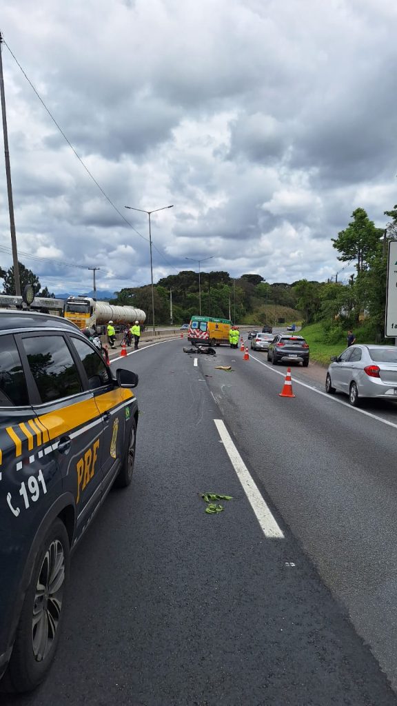 Homem morre em acidente entre moto e caminhão na BR-376